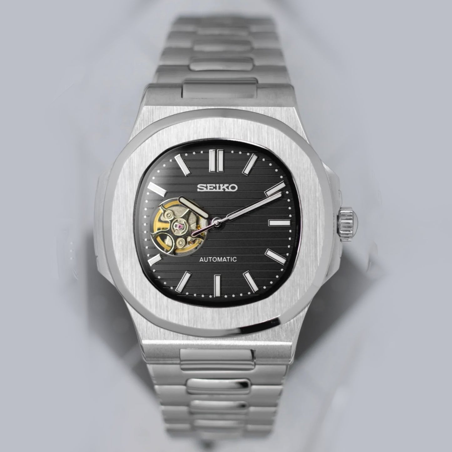 Reloj Seiko Mod Nauteiko de acero inoxidable con dial en negro.