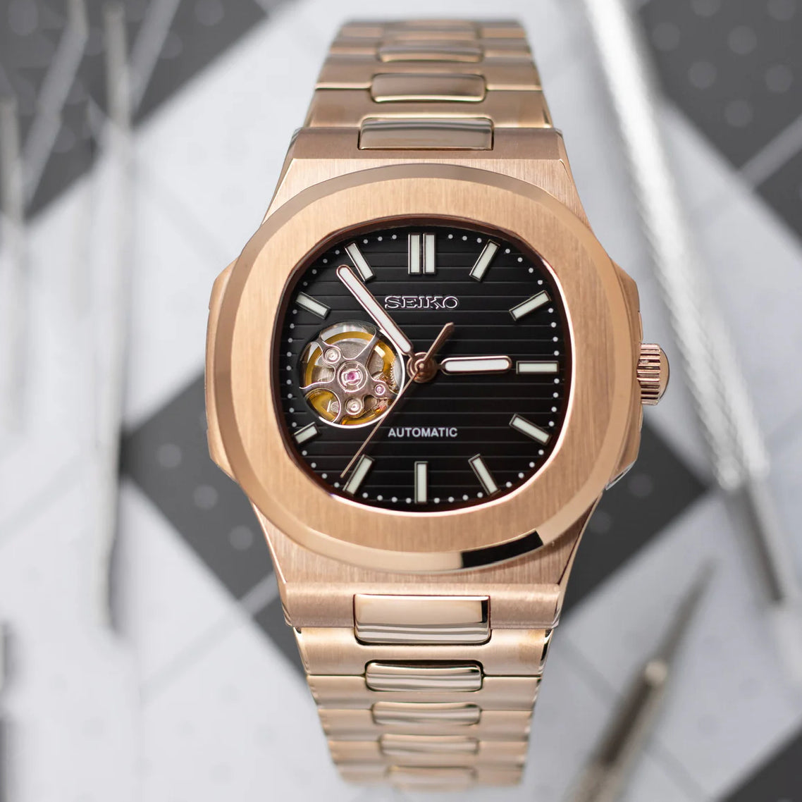 Reloj Seiko Mod Nauteiko de acero inoxidable dorado con dial en negro.