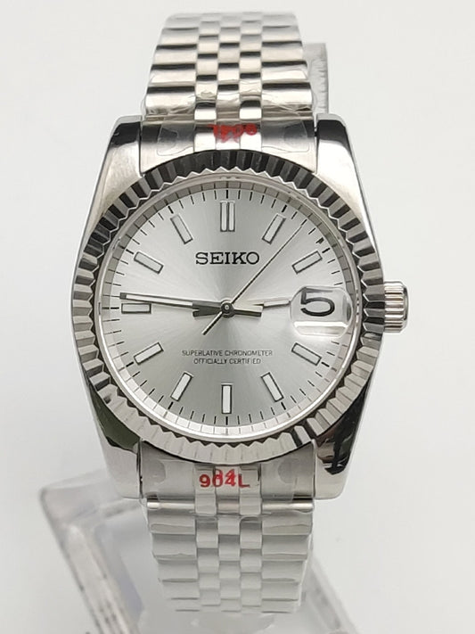 Reloj Seikojust de acero inoxidable con esfera blanca y agujas plateadas.